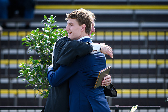 graduation22_diplomas_wkl_1010