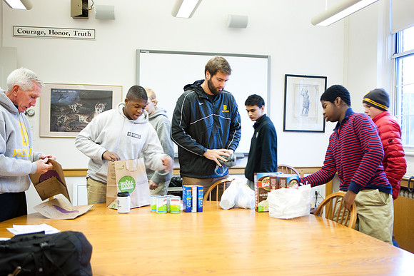 thanksgiving_fooddrive_us_mkras_0001