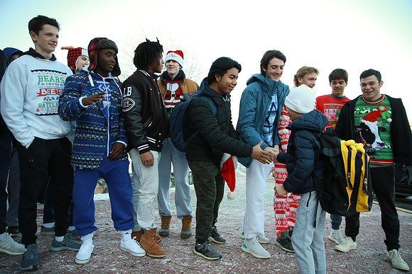 holidays19_handshake_mkras_0082