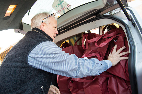 thanksgiving_fooddrive_us_wkl_4530
