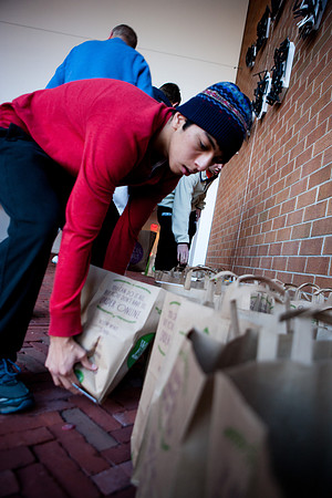 thanksgiving_fooddrive_us_mkras_0043