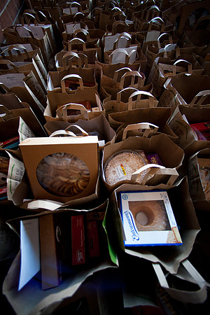 thanksgiving_fooddrive_us_mkras_0154