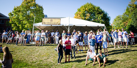 homecoming14_alumnitent_crowd_wkl_0325