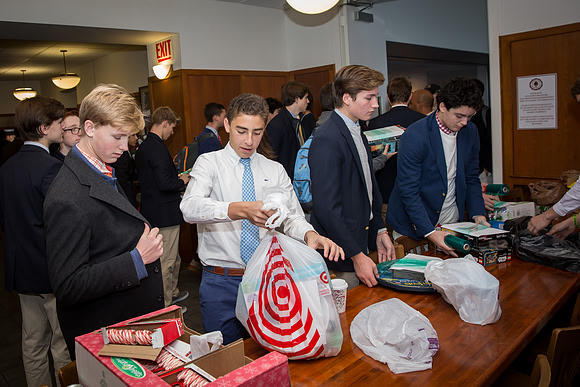 holidaygiftdrive17_us_jfess_0065