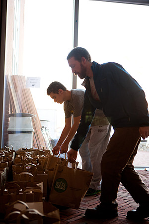 thanksgiving_fooddrive_us_mkras_0052