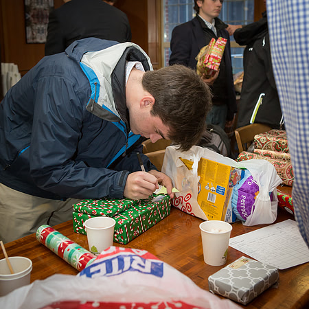 holidaygifts_us_jfess_4145