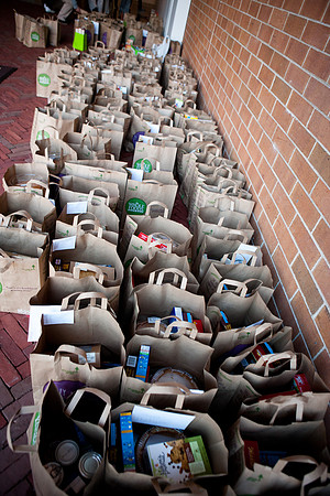 thanksgiving_fooddrive_us_mkras_0121