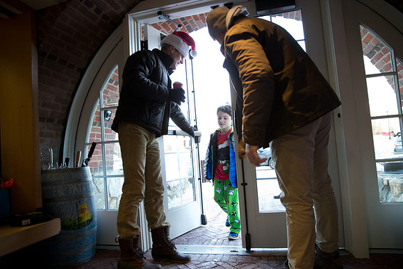 holidays19_handshake_mkras_0003