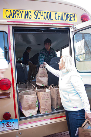 thanksgiving_fooddrive_us_mkras_0176