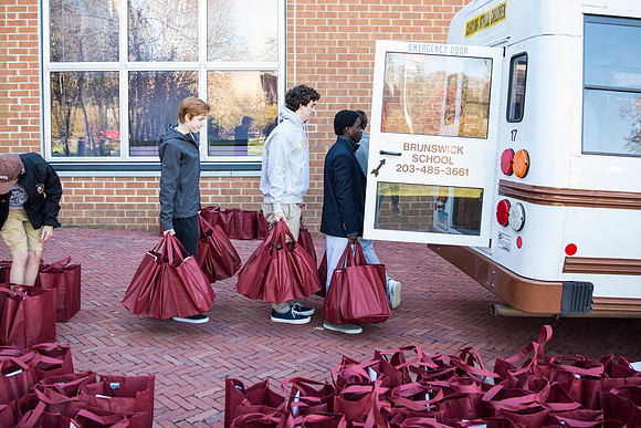 thanksgiving_fooddrive_us_wkl_4636