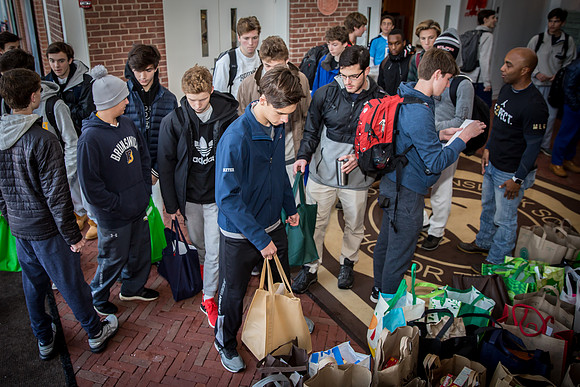 thanksgiving18_fooddrive_us_7937