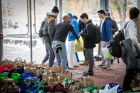 thanksgiving18_fooddrive_us_7977