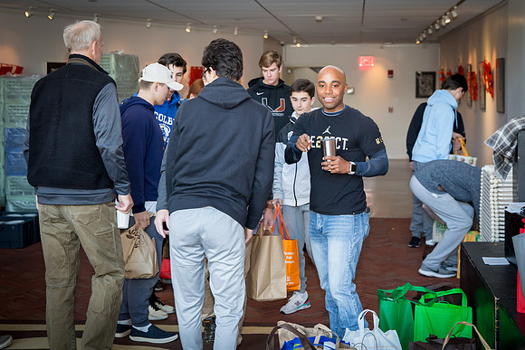 thanksgiving18_fooddrive_us_7915