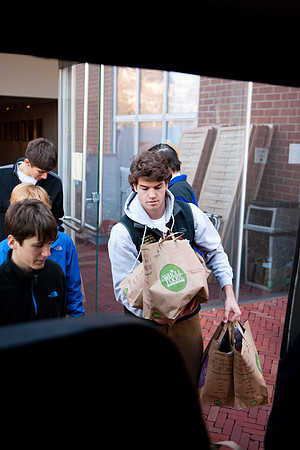 thanksgiving_fooddrive_us_mkras_0169