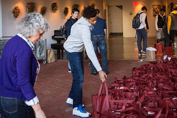 thanksgiving_fooddrive_us_jfess_4484
