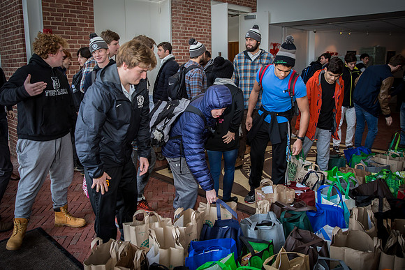 thanksgiving18_fooddrive_us_7959