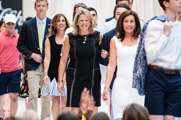fashionshow19_runway_wkl_1653