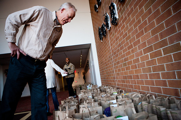 thanksgiving_fooddrive_us_mkras_0092