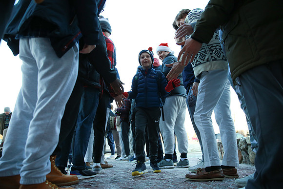 holidays19_handshake_mkras_0101