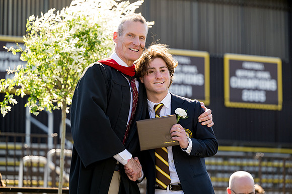 graduation24_diploma_ah_0403