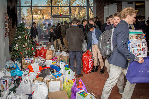 holidaygiftdrive17_us_jfess_0070