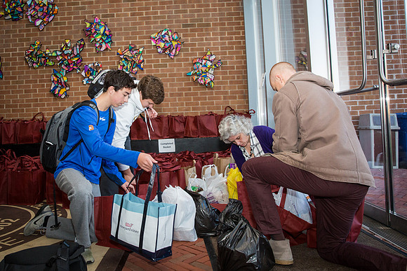 thanksgiving_fooddrive_us_jfess_4504