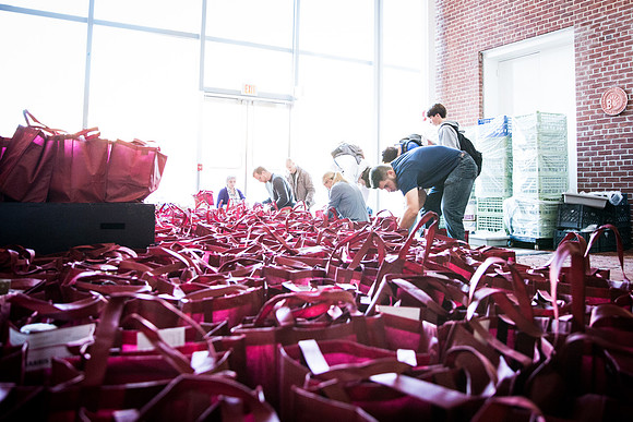 thanksgiving_fooddrive_us_jfess_4513