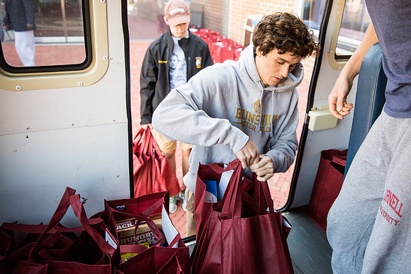 thanksgiving_fooddrive_us_wkl_4582