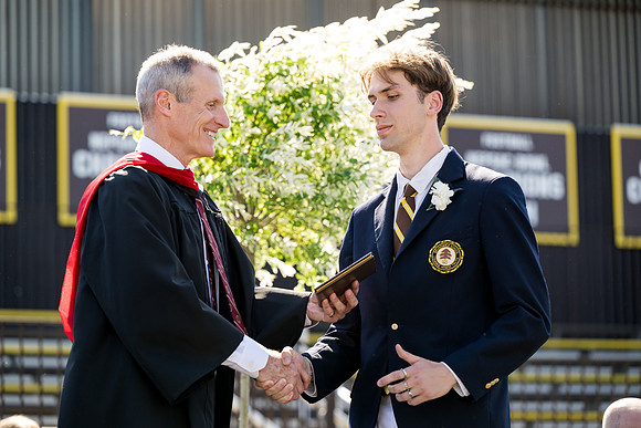 graduation24_diploma_ah_0414