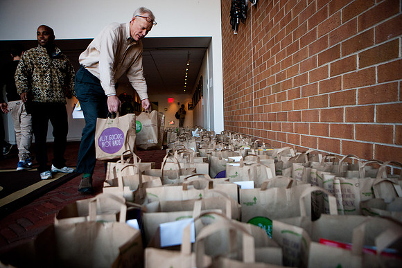 thanksgiving_fooddrive_us_mkras_0087